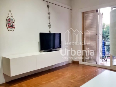 Piso inmueble en venta , el comedor tiene chimenea, balcón exterior tipo terraza, con muy buen entorno e ideal para parejas o inversores !! en Mataró