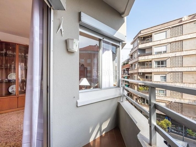 Piso ruzafa, tres habitaciones, dos baños, balcón, ascensor en Valencia