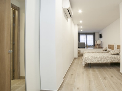 Se alquila habitación clásica en apartamento de 7 dormitorios en L'Hospitalet