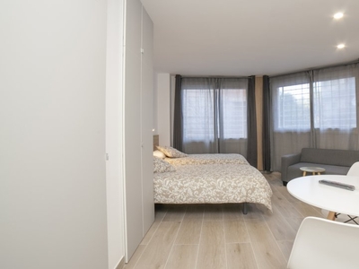 Se alquila habitación ordenada en apartamento de 7 dormitorios en L'Hospitalet