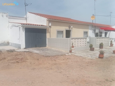Venta de casa con terraza en María Auxiliadora, Valdepasillas, Huerta Rosales (Badajoz), Urb. Ctra. De Valverde