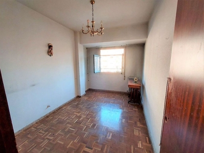 Venta de piso en Txagorritxu - El Pilar de 3 habitaciones con terraza y calefacción