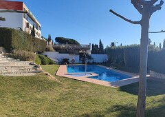 Casa con jardin y terraza,parking y piscina comun