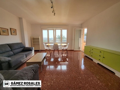 Alquiler de piso en Nueva Andalucía de 4 habitaciones con terraza y muebles