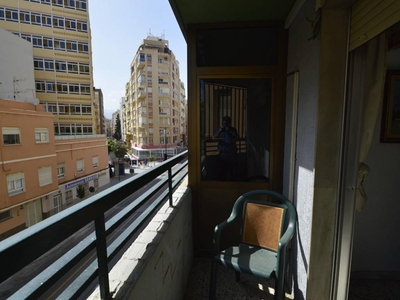 Alquiler Piso Almería. Piso de cuatro habitaciones Segunda planta con balcón