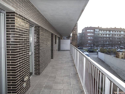 Alquiler Piso Sant Cugat del Vallès. Piso de tres habitaciones Buen estado primera planta plaza de aparcamiento con terraza calefacción individual