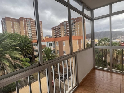 Alquiler Piso Santa Cruz de Tenerife. Piso de tres habitaciones en Carretera General del Rosario. Tercera planta con terraza