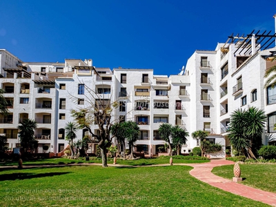 Apartamento bajo en venta en Nueva Andalucía, Marbella