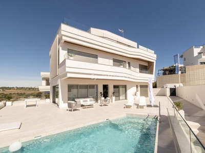 Chalet independiente en venta en Campoamor, Orihuela