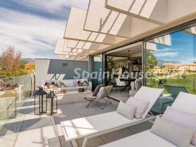 Piso bajo en venta en La Concha-Resina Golf, Estepona