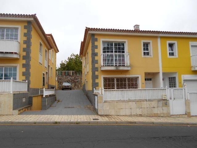 Venta Casa adosada en Calle Calvario Tacoronte. Plaza de aparcamiento 104 m²