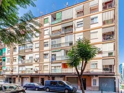 Venta Piso Torrent (València). Piso de tres habitaciones en Calle Nicolás Andreu 29. Buen estado tercera planta con balcón