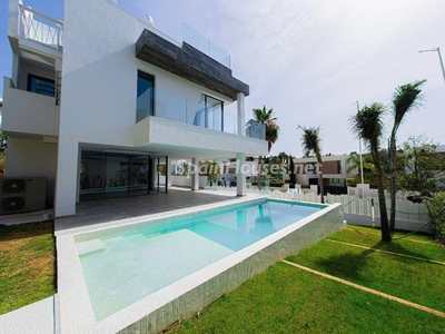 Villa en venta en Estepona