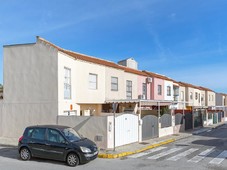 Casa adosada en venta de 96 m? en Calle Duero, 41806 en Umbrete, Sevilla.