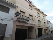 Casa adosada situada en una zona residencial del casco antiguo de Oliva. .17% DTO.