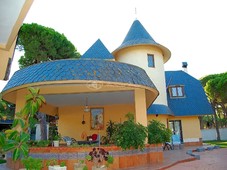 Inigualable villa con estilo mediaval en playa de La Barrosa, Chiclana