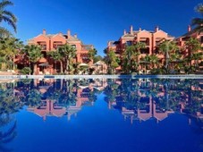 La Alzambra Hill Club es un lujoso complejo de apartamentos situado en Marbella.