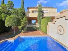 Preciosa villa pareada en Altos de Puente Romano, en plena Milla de Oro, Marbella.