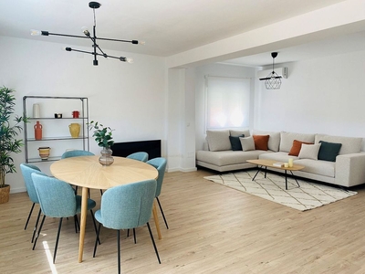 Alquiler de ático en calle Alemania de 3 habitaciones con muebles y aire acondicionado