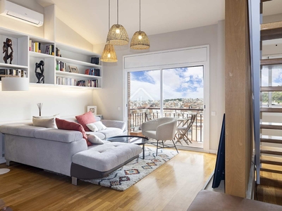 Ático de 60 m² con 10 m² de terraza en alquiler en Gràcia