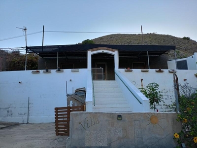 Casa con terreno en Adra