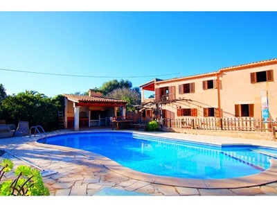 Casa de encanto en Cas Concos, con piscina y garaje.