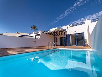Dúplex en venta en Playa Blanca de 3 habitaciones con terraza y piscina