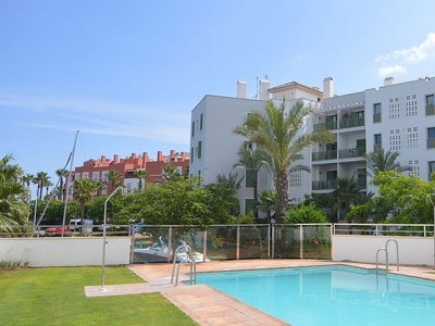 Piso en alquiler en Puerto de Sotogrande-La Marina de 2 habitaciones con terraza y piscina