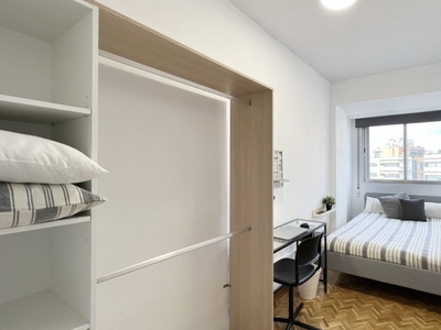 Se alquila habitación en apartamento de 5 dormitorios en Tetuán, Madrid