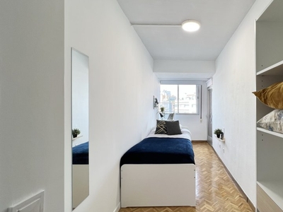 Se alquila habitación en apartamento de 5 dormitorios en Tetuán, Madrid