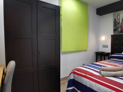 Se alquila habitación en piso de 4 habitaciones en Oviedo