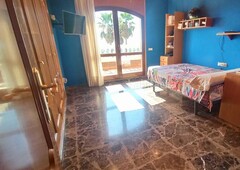 Chalet con 5 habitaciones amueblado con parking, piscina, calefacción, aire acondicionado y vistas al mar en Castellvell del Camp