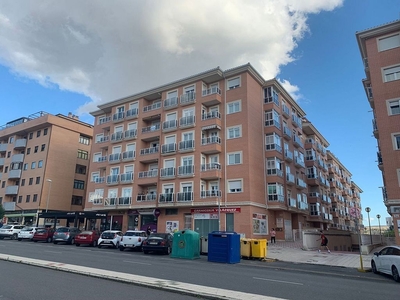 Alquiler de piso en calle Agustín Rodríguez Sahagún de 2 habitaciones con terraza y piscina