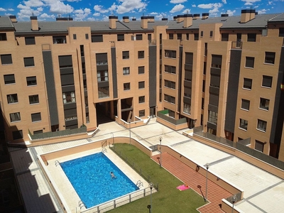 Alquiler de piso en calle Cavanilles de 2 habitaciones con piscina y garaje