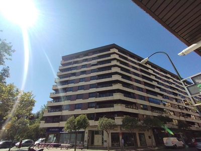 Alquiler de piso en calle Manuel Lasala de 4 habitaciones con terraza y garaje