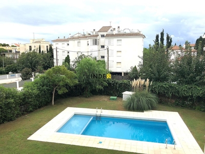 Alquiler de piso en Sitges de 3 habitaciones con terraza y piscina