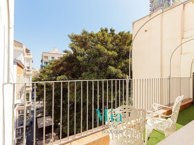 Ático en alquiler en plaza De Elche de 3 habitaciones con terraza y muebles