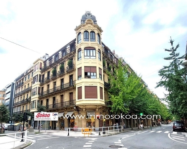 Piso en alquiler en Centro - San Sebastián-Donostia de 2 habitaciones con muebles y balcón