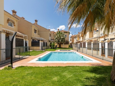 Venta de casa con piscina en Alhendín, Llanos de Armilla