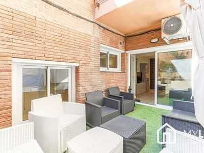 Venta de piso en Vila de Gràcia de 2 habitaciones con terraza y aire acondicionado