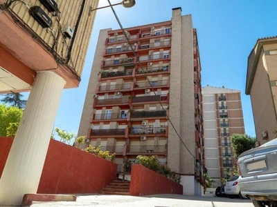 Venta Piso Granada. Piso de cuatro habitaciones Octava planta con terraza