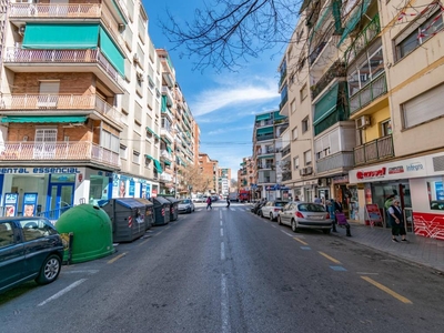 Venta Piso Granada. Piso de tres habitaciones en Cadiz. Quinta planta con balcón