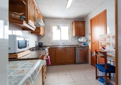 Piso con 3 habitaciones amueblado con calefacción y aire acondicionado en Hospitalet de Llobregat (L´)