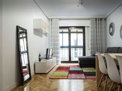 Alquiler de piso en Embajadores - Lavapiés de 3 habitaciones con garaje y muebles