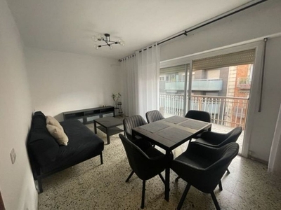 Piso en alquiler en Príncep de Viana - Clot -Xalets Humbert Torres de 4 habitaciones con terraza y muebles