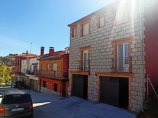 Venta Chalet en Calle Adaja Burgohondo. Buen estado con balcón 225 m²