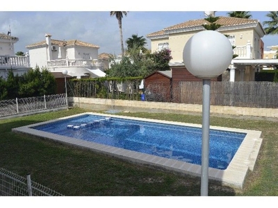 Alquiler de piso en Oliva Nova de 3 habitaciones con terraza y piscina