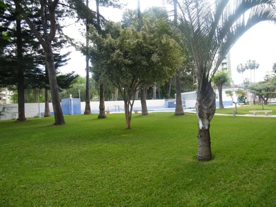 Apartamento de alquiler de temporada en calle De la Valldigna de 2 habitaciones con piscina y jardín