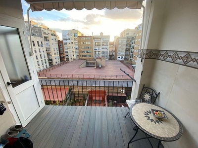 Piso en alquiler en La Nova Esquerra de l'Eixample de 3 habitaciones con terraza y balcón