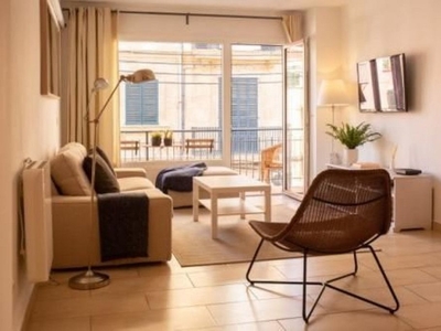 Venta de piso en Sta. Catalina - El Jonquet de 3 habitaciones con terraza y muebles